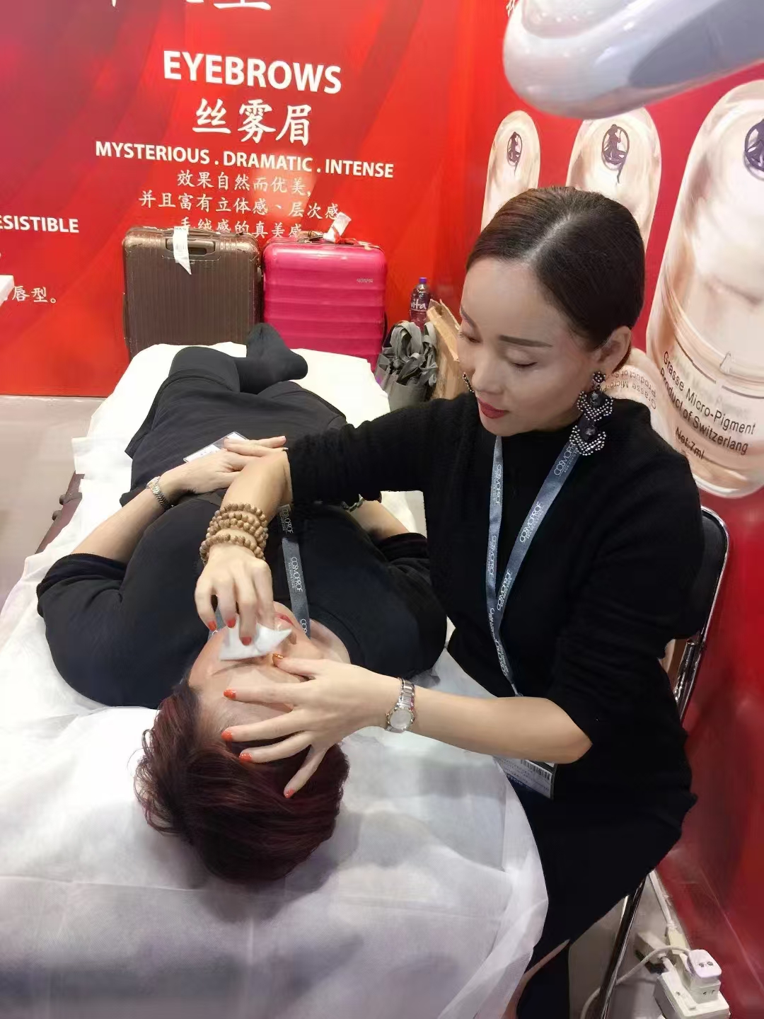 Dr. Tian田博士与顾客交流眉形设计